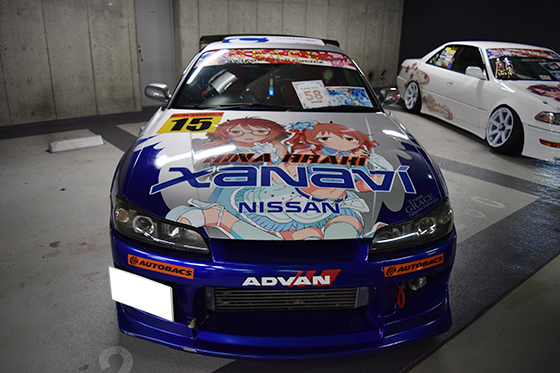 画像：荒木比奈痛車