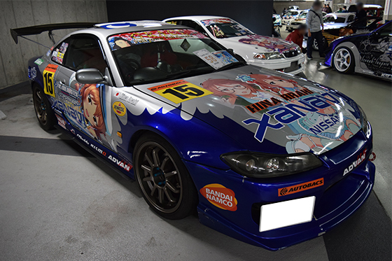 画像：荒木比奈痛車