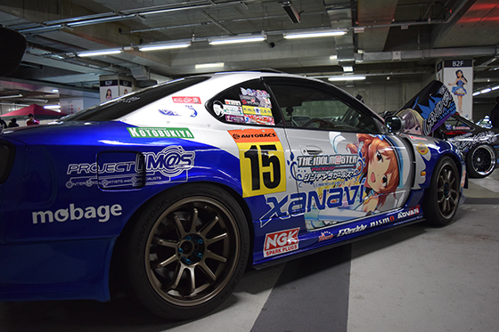 画像：荒木比奈痛車