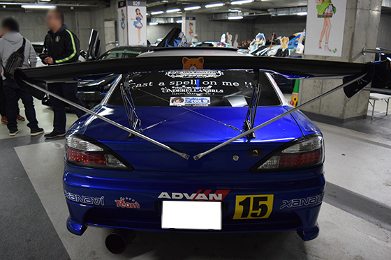 画像：荒木比奈痛車